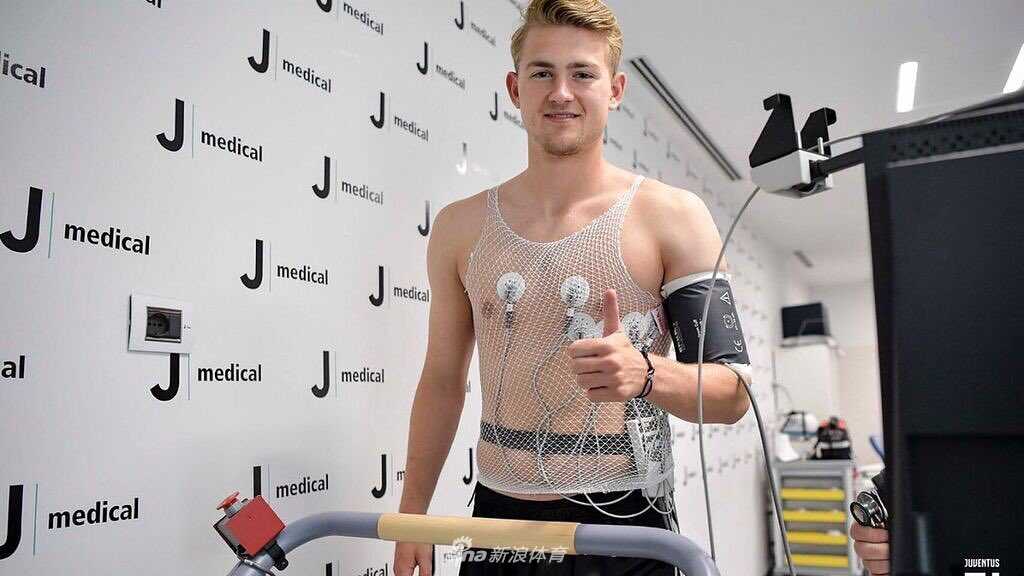 德里赫特在训练中全神贯注，准备开启尤文生涯新篇章