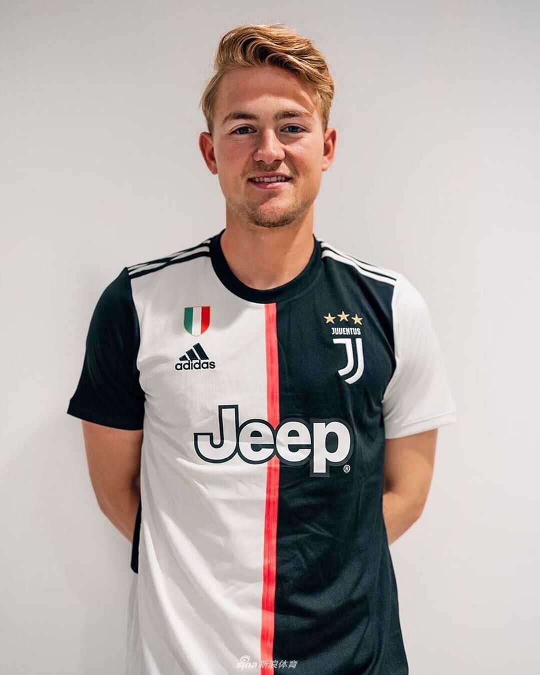 德里赫特手执尤文围巾，在都灵街头与球迷亲切合影