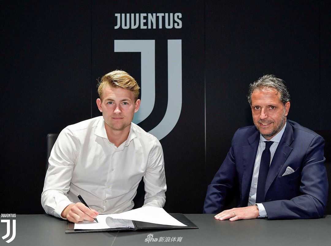 C罗在国家队决赛后摸着德里赫特的头，私语招募这位后防新星