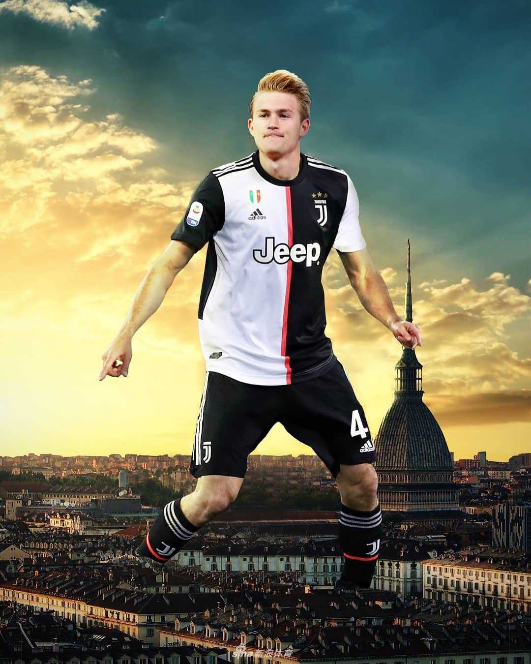 德里赫特与尤文主席并肩而立，手持新球衣完成签约仪式