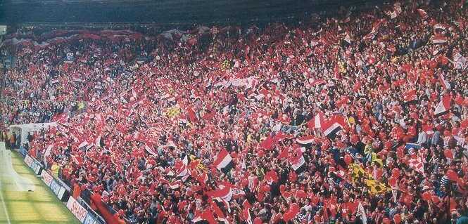 《转会市场》网站的截图，清晰地列出了五大联赛主场上座人数排行榜，多特蒙德以八万余人高居首位