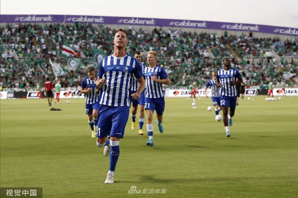 终场哨响，奥莫尼亚全队激情相拥，在主场球迷山呼海啸的欢呼声中庆祝历史性胜利。