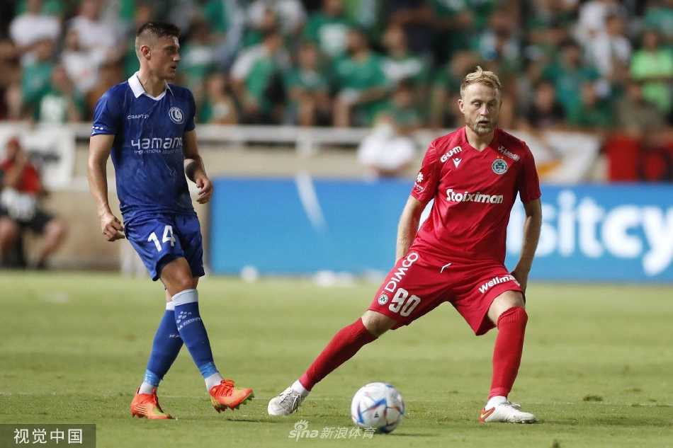 奥莫尼亚球员高高跃起，力压根特防守球员，以一记势大力沉的头槌攻门。