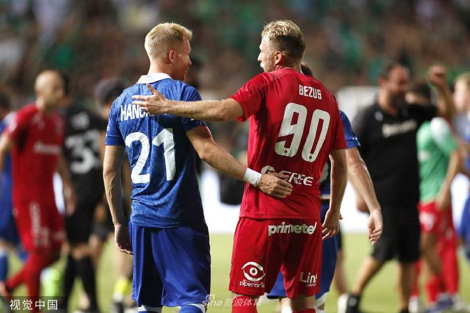 奥莫尼亚前锋带球犀利突破根特防线，对方后卫只能目送其绝尘而去。