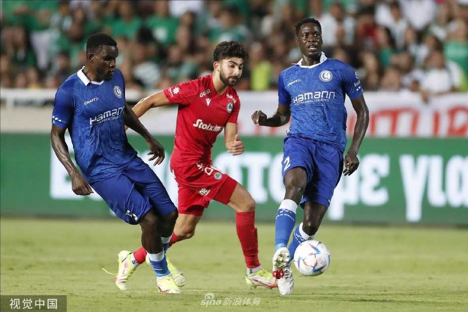 看台上奥莫尼亚小球迷脸涂油彩，眼神中充满对胜利的无限渴望与自豪。