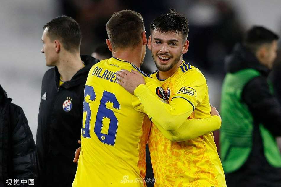 开场闪电战！萨格勒布迪纳摩前锋奥尔西奇突入禁区，冷静低射破门瞬间，皮球滚入网窝，西汉姆联门将阿方索·阿雷奥拉奋力扑救却鞭长莫及。