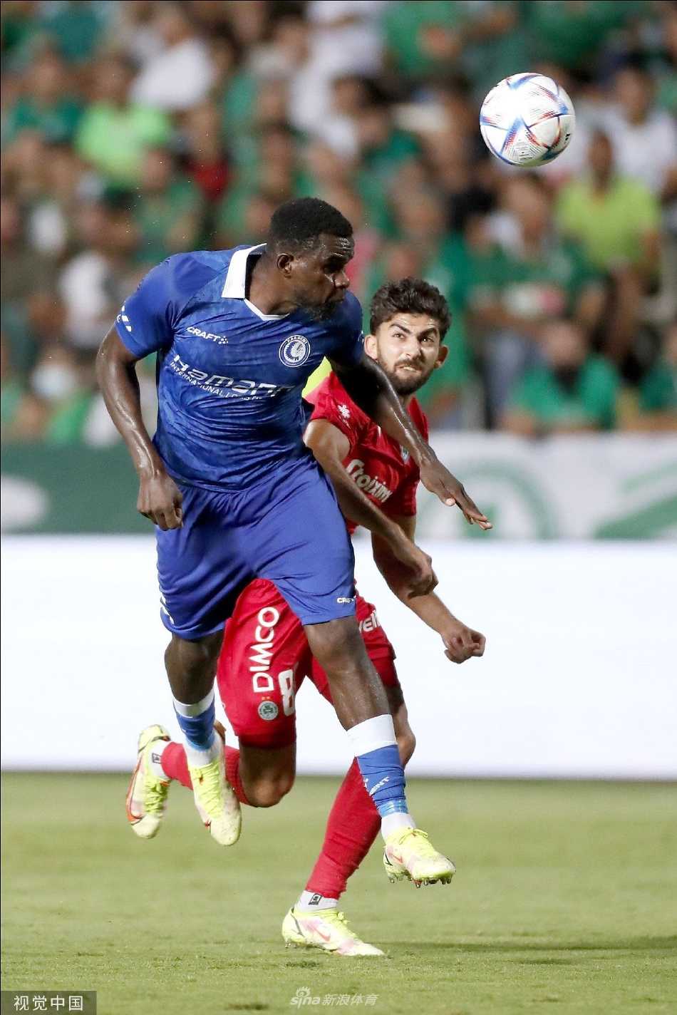 奥莫尼亚队长手握队旗，向看台上每一位不离不弃的忠实球迷挥手致谢。