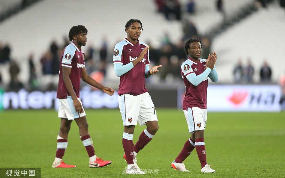 关键扑救力保胜果！萨格勒布门将利瓦科维奇飞身跃起，单掌将西汉姆联一记势大力沉的远射托出横梁，表情专注决绝。