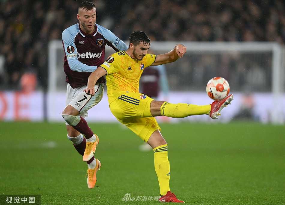 胜负已定后的众生相！萨格勒布迪纳摩球员们相拥庆祝胜利，笑容灿烂；背景里西汉姆联球员黯然神伤，低头离场，形成鲜明对比。