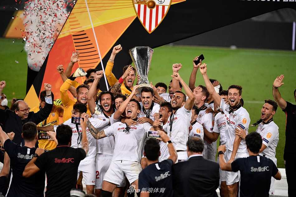 塞维利亚全体球员在颁奖仪式上紧紧相拥，金色彩带漫天飞舞，他们将主教练洛佩特吉抛向空中，脸上洋溢着征服者的喜悦与自豪。