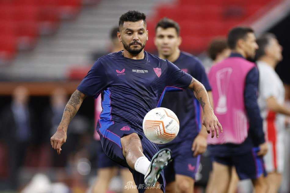 中场核心拉基蒂奇在训练中沉稳控球，眼神坚毅，他是球队经验与节奏的关键掌控者。