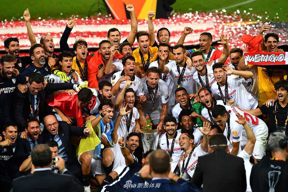 颁奖仪式上，塞维利亚全队穿着印有普埃尔塔和雷耶斯头像的特制T恤，他们仰望天空，将金牌挂在胸前，用这一温暖的方式告慰两位天堂中的队友。