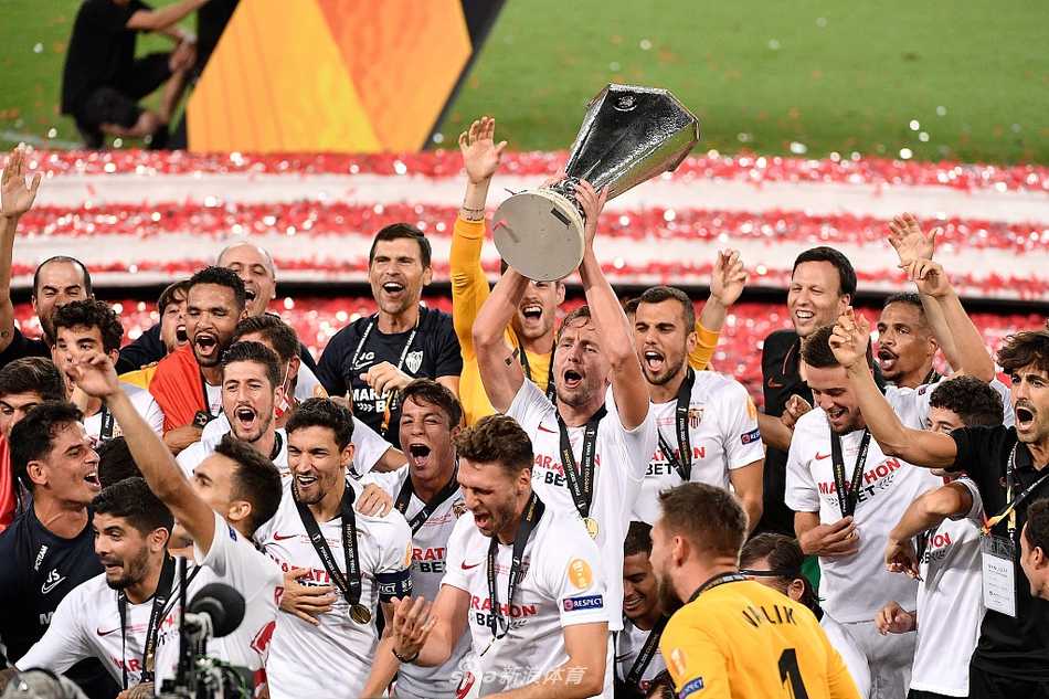 进球功臣吕克·德容在人群中高高跃起，他有力的头球攻门瞬间被镜头定格，背景是国米门将汉达诺维奇无奈扑救的身影，整个画面充满了力量感。