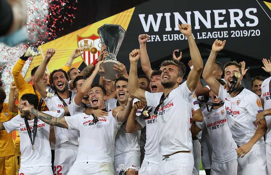 塞维利亚后卫迭戈-卡洛斯在禁区内完成一记技惊四座的倒钩射门，他的身体平行于地面，动作舒展而充满美感，这一刻他成为了决定比赛命运的英雄。