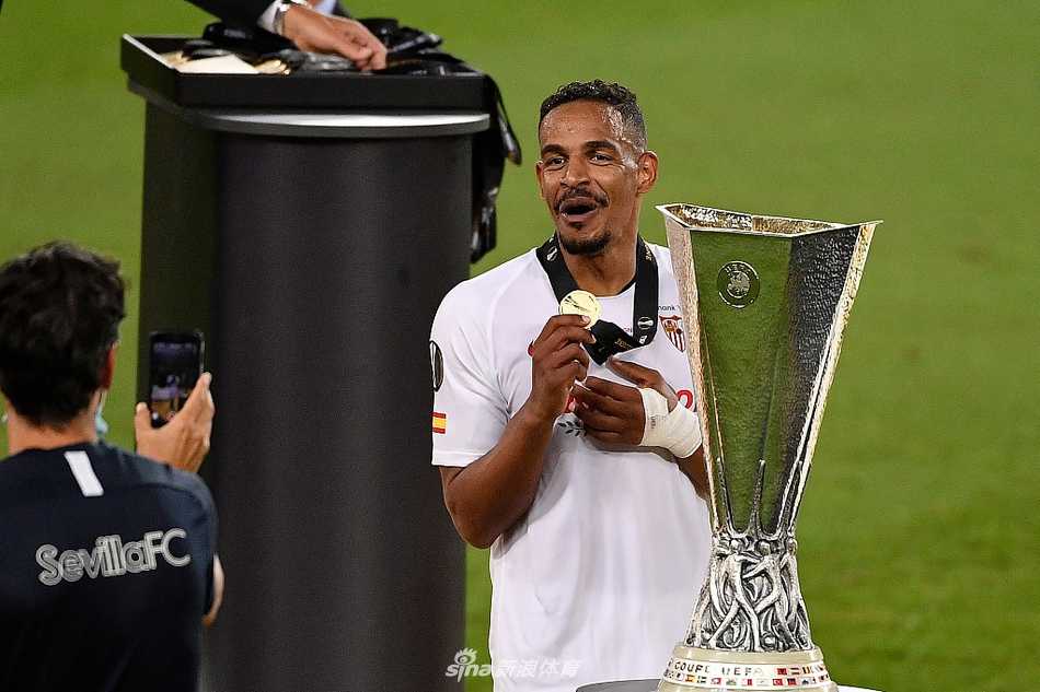 老将戈丁在国米角球进攻中奋力甩头攻门，他的眼神中充满坚定与不屈，这一刻他是蓝黑军团钢铁意志的象征，足球应声入网瞬间点燃了国米的希望。