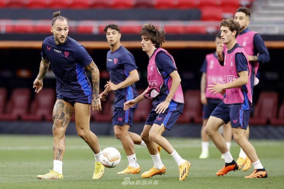 全队成员肩并肩进行拉伸训练，画面和谐统一，展现了决战前团队的紧密团结与高昂士气。