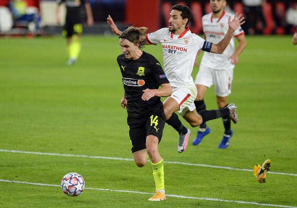 在皮斯胡安球场璀璨的灯光下，陷入绝境的塞维利亚球员们眼神中却没有丝毫放弃，他们围成一圈，仿佛在向全世界宣告，逆转的火焰才刚刚点燃。