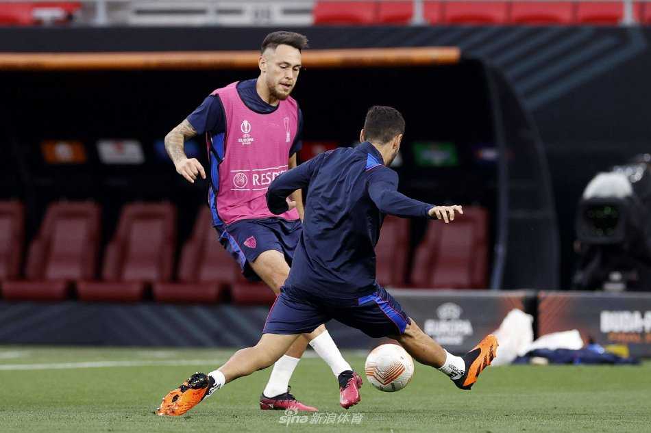 门将布努飞身跃起做出精彩扑救，这位点球专家是球队在十二码线前的最后也是最强防线。