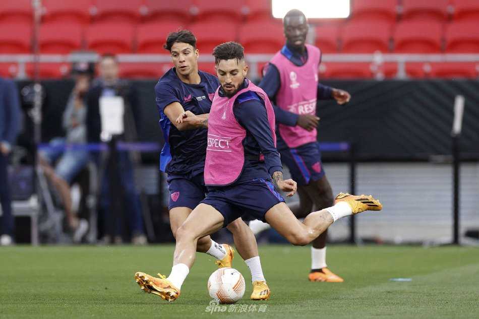 防守球员在教练指导下进行一对一盯防演练，全神贯注，决赛中他们需要应对罗马队的强力冲击。