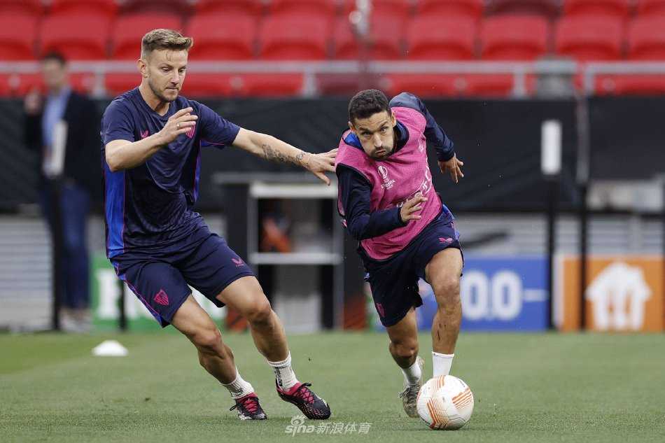 前锋恩内斯里在训练中起脚劲射，作为球队的进攻利器，他的状态将直接影响决赛的走向。