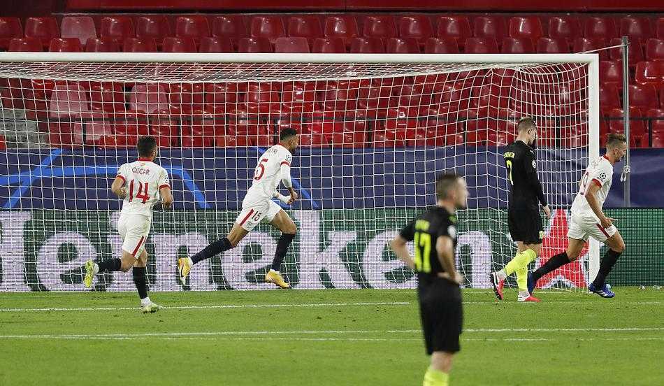 完成惊天逆转后，进球的恩内斯里被队友们紧紧围住，他张开双臂，享受英雄般的欢呼，这一刻的激情与全场沸腾的球迷融为一体。