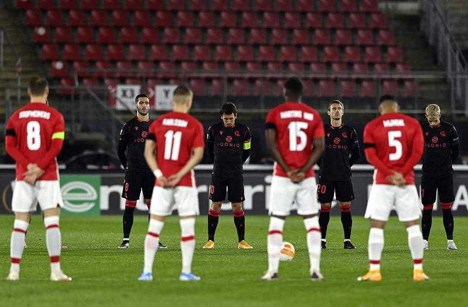 比赛结束后，那不勒斯全队并未立即返回更衣室。他们聚集在球场中央，围成一个紧密的圆圈，所有手臂搭在一起，共同高喊着马拉多纳的名字。在空荡的球场背景下，这一刻的凝聚显得无比庄严。