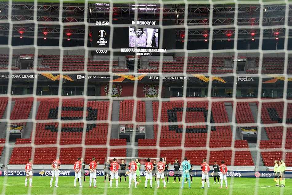 进球后的波利塔诺（中）被队友团团围住，他们没有狂喜的庆祝，而是所有人伸手指向天空，将这场胜利献给在天堂的马拉多纳。队友们的眼神中传递着一种信念：这是为你赢下的比赛。