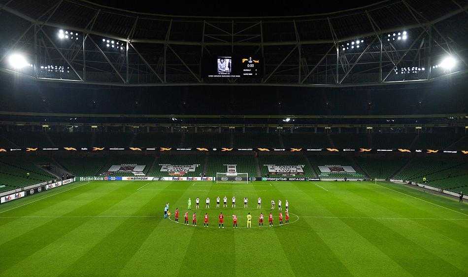 在那不勒斯市区的一面巨大的外墙涂鸦前，一名老者久久伫立，深情地望向墙上马拉多纳的画像。画像中的迭戈眼神坚毅，而现实中的老者，则仿佛在凝视一位从未离开的老友，这是属于这座城市独有的情感交流。