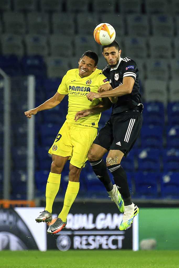 卡拉巴赫进球功臣奥乌苏被队友团团围住，大家紧紧相拥，庆祝这来之不易的领先比分