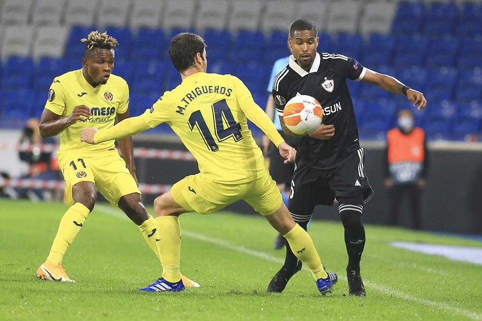 比利亚雷亚尔球员耶雷米皮诺进球后振臂欢呼，他的队友们正飞奔过来与他一同庆祝这粒扳平比分的关键进球