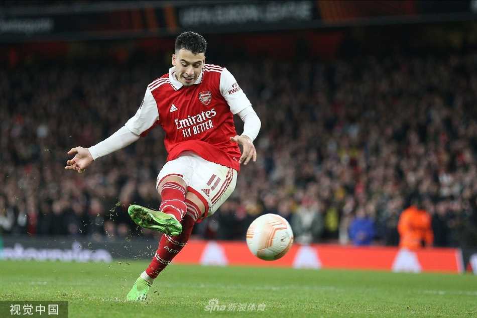 佩德罗·贡萨尔维斯在中圈附近观察后果断起脚，皮球划出一道美妙弧线飞向球门。