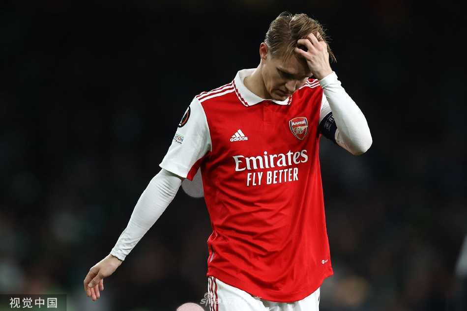 罚失关键点球的马丁内利沮丧掩面，主裁判拉奥斯上前给予这位年轻前锋温暖的拥抱与安慰。