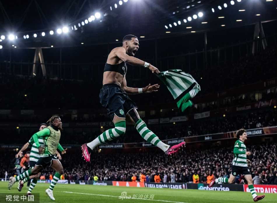 葡萄牙体育门将阿丹飞身侧扑，做出关键扑救后激动庆祝，他是球队晋级的英雄。