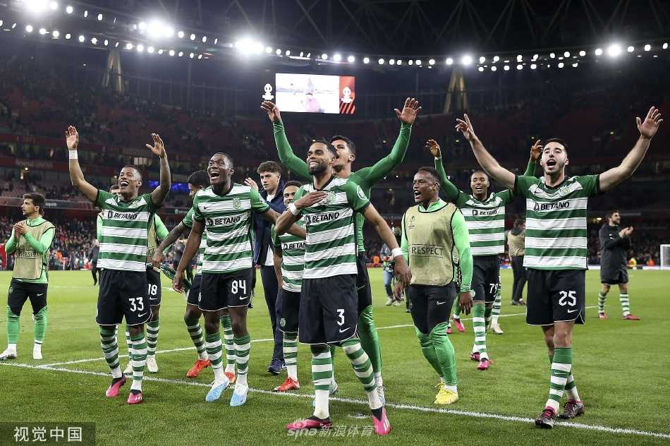 努诺·桑托斯稳稳罚入制胜点球后，葡萄牙体育全队疯狂涌入场内，拥抱庆祝这来之不易的胜利。