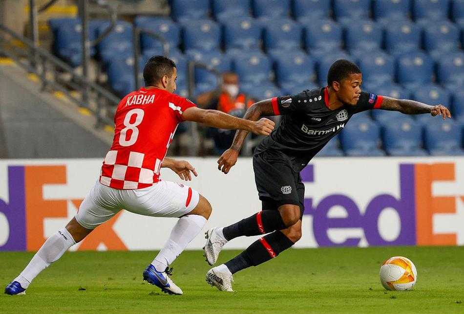 贝尔谢巴夏普尔球员阿克拉茨完成梅开二度后，与队友在主场球迷山呼海啸般的呐喊中相拥庆祝，他们的脸上写满了骄傲与无畏，背景里以色列的旗帜随风飘扬，仿佛在向强敌宣告这里并非坦途。