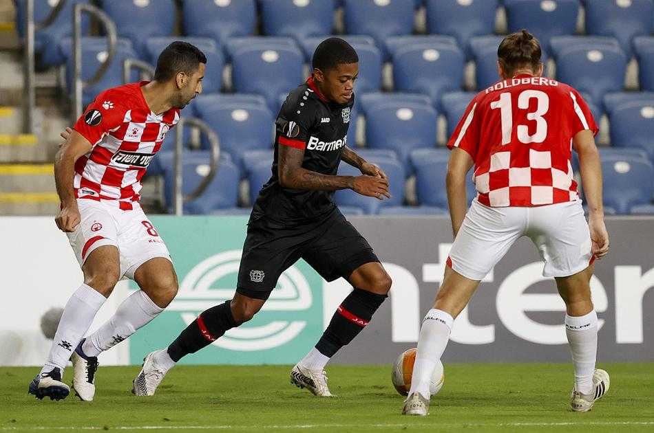 勒沃库森中锋希克在主场球迷的注视下，于小禁区内机敏抢点破门，他张开双臂奔跑庆祝，身后是德拉戈维奇等队友赶来祝贺的身影，整个拜耳竞技场仿佛被这粒进球点燃成红黑色的海洋。