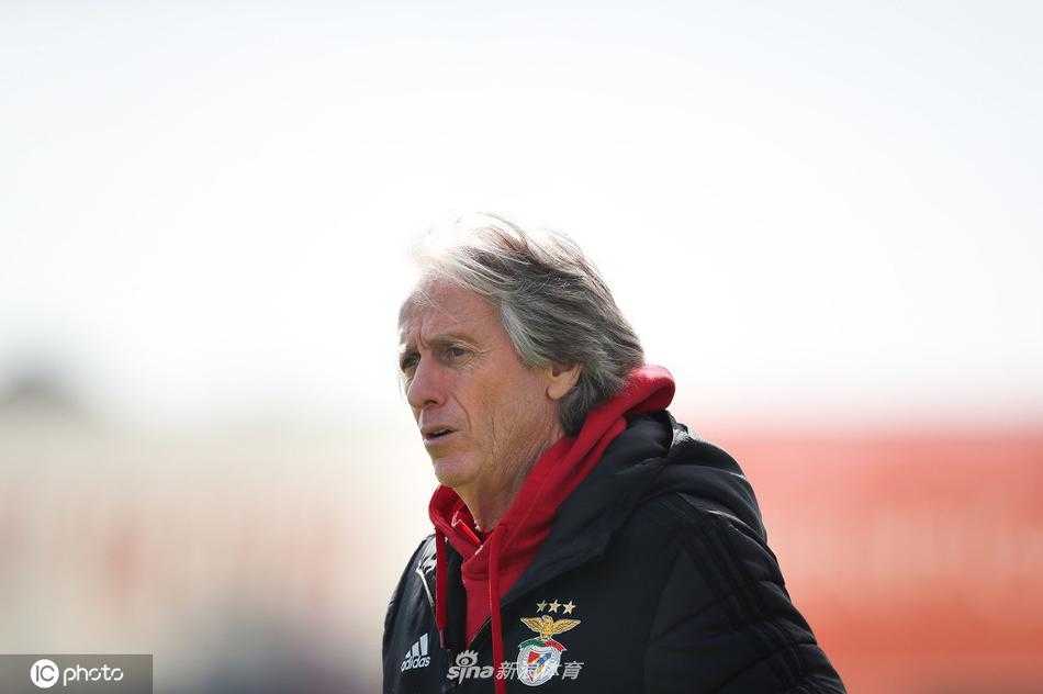 备战训练中，一名本菲卡球员表情专注，正奋力将球顶向前方。他紧绷的肌肉和坚定的眼神，预示着次回合比赛中寸土必争的激烈对抗。