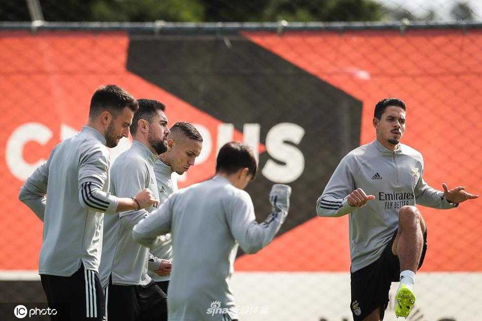 在里斯本的光明球场，本菲卡球员们正在进行赛前最后一练，夕阳的余晖洒在绿茵场上，为即将到来的决战增添了一抹温暖而紧张的光晕。