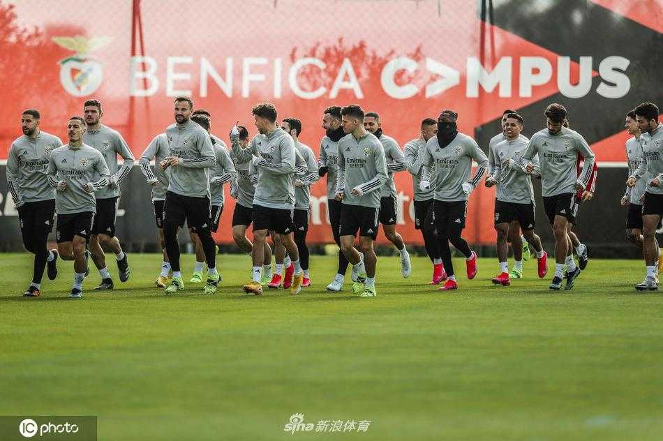 夕阳下的光明球场，一名本菲卡球员独自进行着拉伸放松。巨大的球场看台空旷而寂静，仿佛在默默见证着这支葡超豪门在欧战征程上的又一次全力以赴。