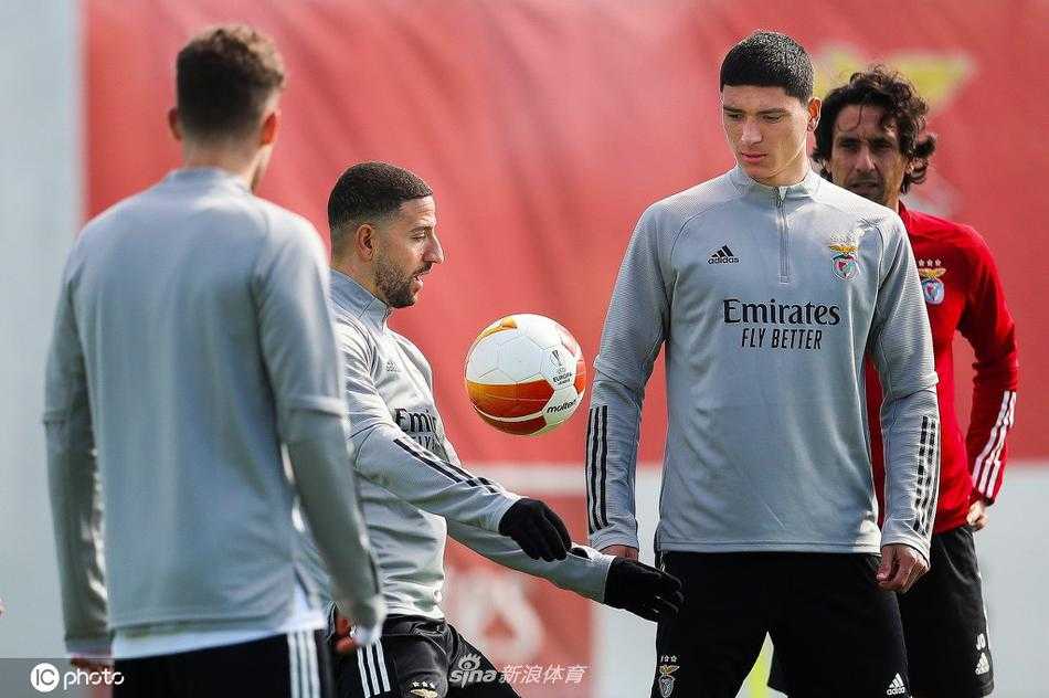 一位本菲卡球员正在进行带球突破训练，他灵巧地盘过标志碟，动作流畅而充满爆发力，为即将到来的边路攻防战做着最后的准备。