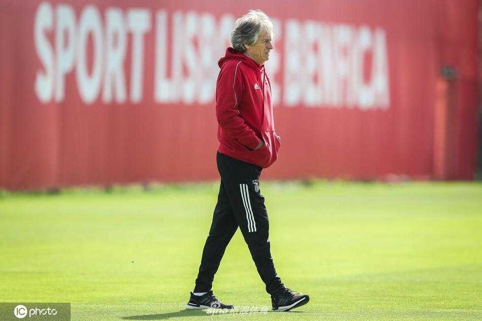 训练间歇，本菲卡球员们围成一个圈，彼此搭着肩膀，仿佛在相互鼓劲。阳光勾勒出他们坚毅的轮廓，团队凝聚力在这一刻展现得淋漓尽致。