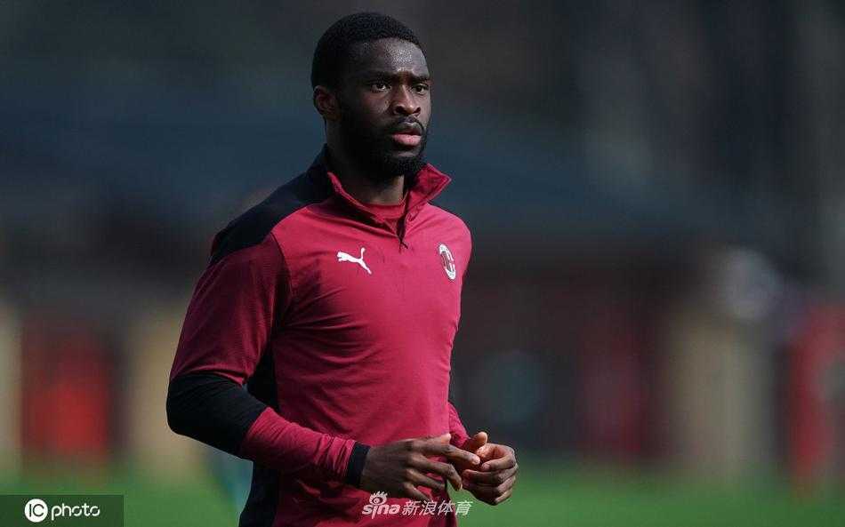 镜头聚焦于正在单独进行带球训练的恰尔汗奥卢，他脚下的皮球仿佛被丝线牵引，灵动而精准，准备随时为锋线送出致命一击