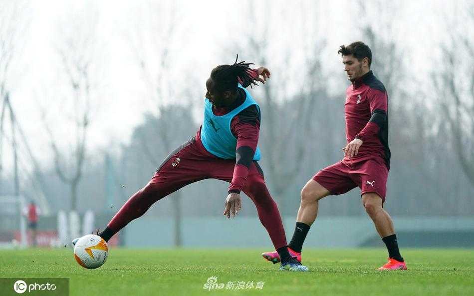 米兰中后场球员们围成一圈，在教练的指挥下进行着紧凑的无球跑动与逼抢演练，神情专注而严峻