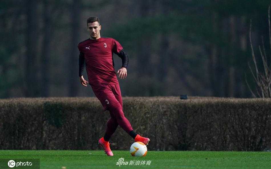 夕阳余晖洒在空无一人的训练场一角，几颗用过的足球静静停在草皮上，仿佛还回响着白天训练的呐喊与激情