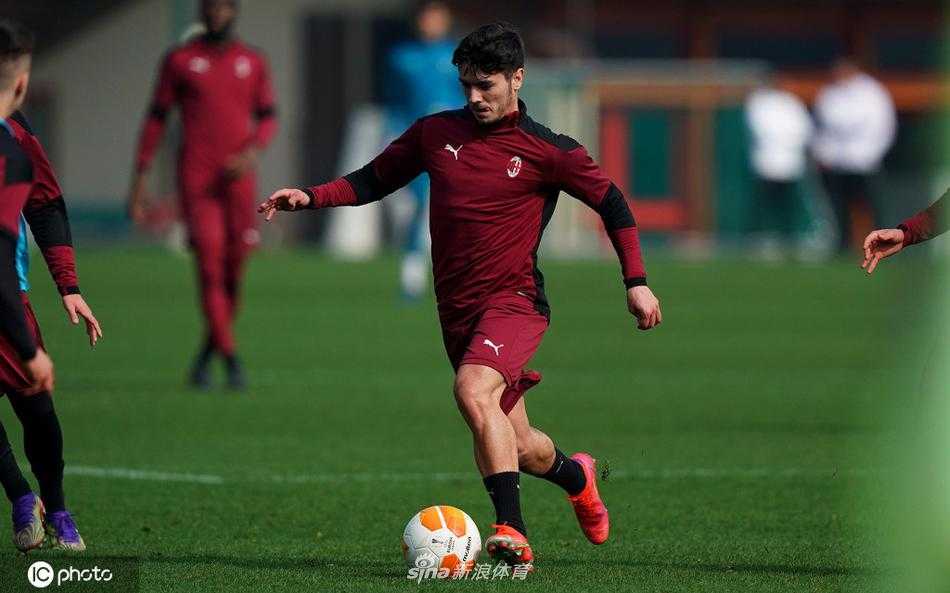 训练场上，几名米兰球员正在进行高速冲刺后的传接球配合，阳光下的草皮被踏起阵阵烟雾，迸发出决战前夕的蓬勃能量