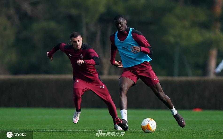 皮奥利双手叉腰，目光如炬地注视着场内弟子们的一举一动，他的战术板安静地立在一边，仿佛胸中已有了决胜千里的计策