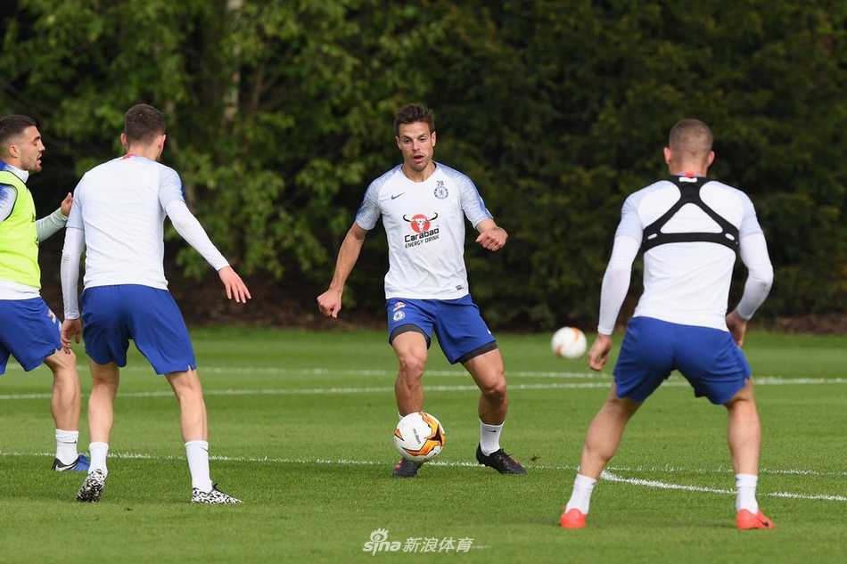 训练场上的坎特全神贯注，他轻盈的步伐和敏锐的抢断感觉，宣告着自己已经为决赛做好充分准备