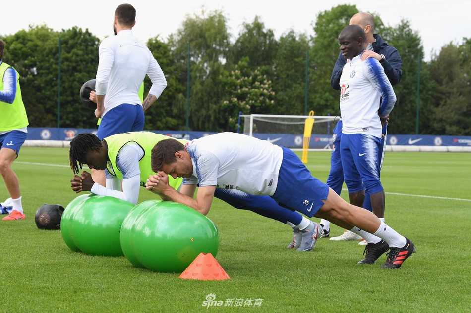 坎特在训练中与队友积极沟通，他用行动证明自己依然是这支球队不可或缺的攻防转换枢纽