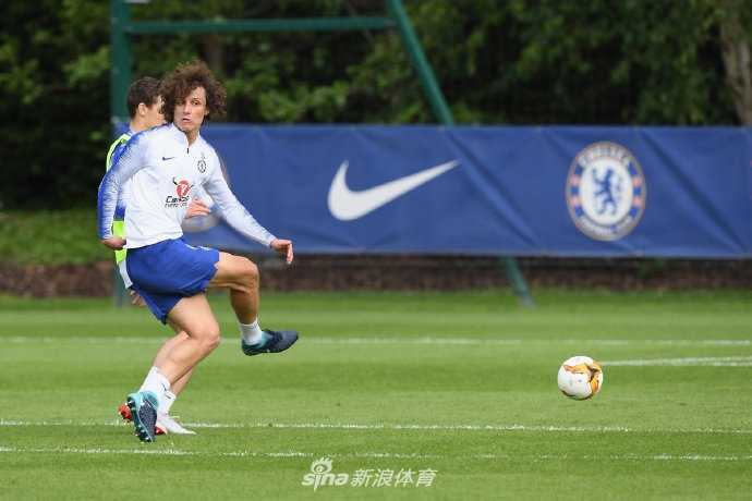 训练中的对抗环节，坎特眼神坚毅，每一次拼抢都全力以赴，向所有人展示他满血归来的决心与状态