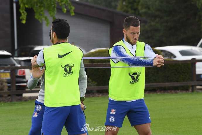 抢圈游戏中，坎特的身影灵动而迅捷，他不知疲倦的奔跑和精准的拦截，是蓝军决赛中最需要的防守元素